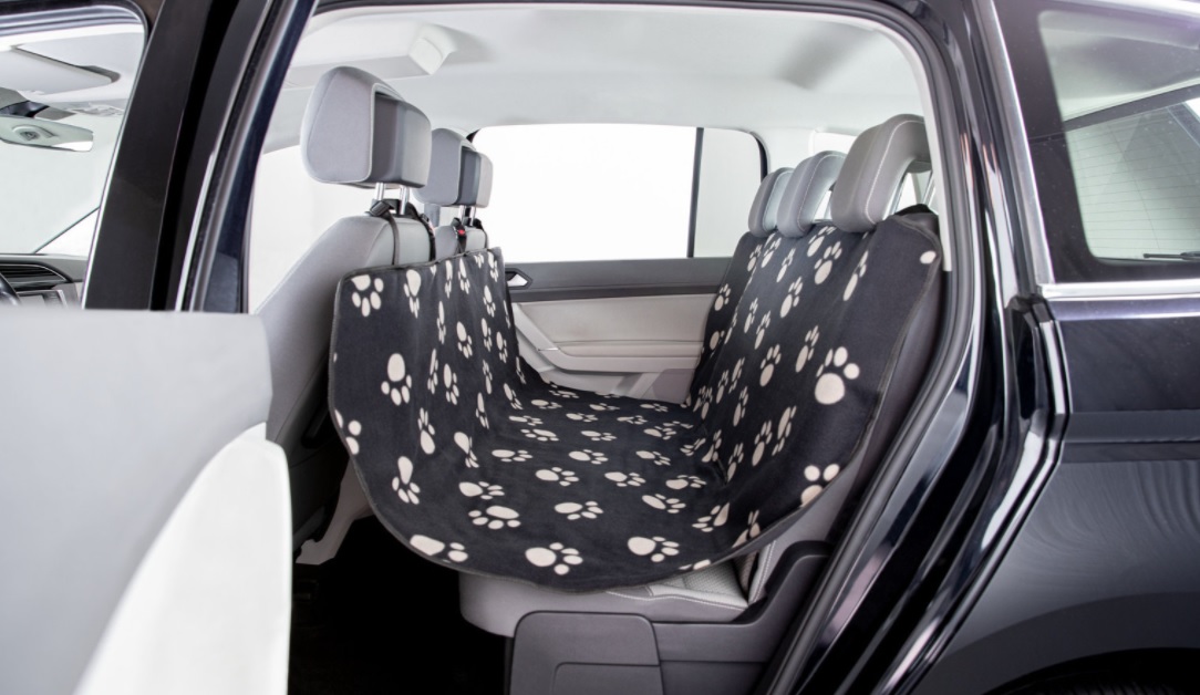 TRIXIE Autopotah nylon/flís, černý s béžovými packami 1,40 x 1,45 m