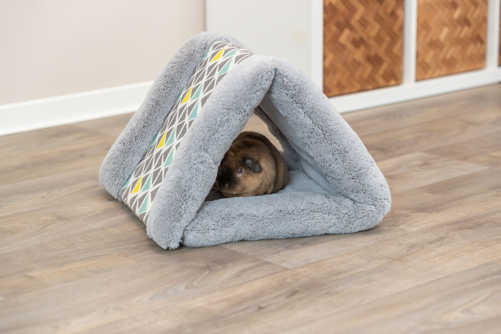 TRIXIE Plyšový stan/jeskyňka SUNNY pro králíčky, morčata,  44 x 33 x 40 cm, šedá