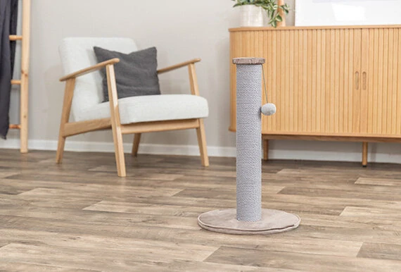 TRIXIE Škrabací sloupek LIVIA s plyšovou kuličkou, 64 cm, béžovošedá